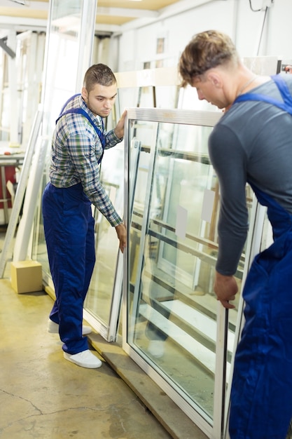 Dois trabalhadores em uniforme