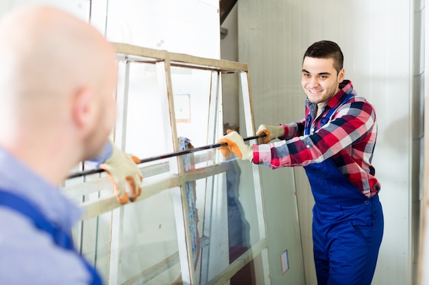 Dois trabalhadores impressionantes na fábrica