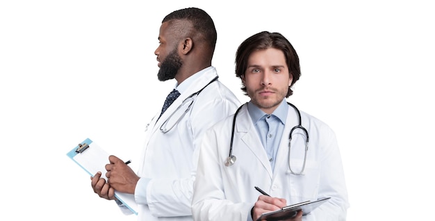 Dois trabalhadores médicos em pé uniforme isolado sobre fundo branco