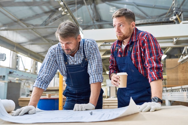 Dois trabalhadores olhando planos