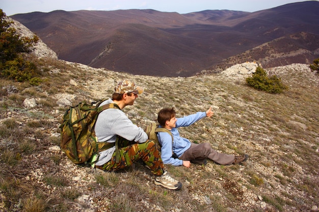 Dois turistas no topo do lado da montanha