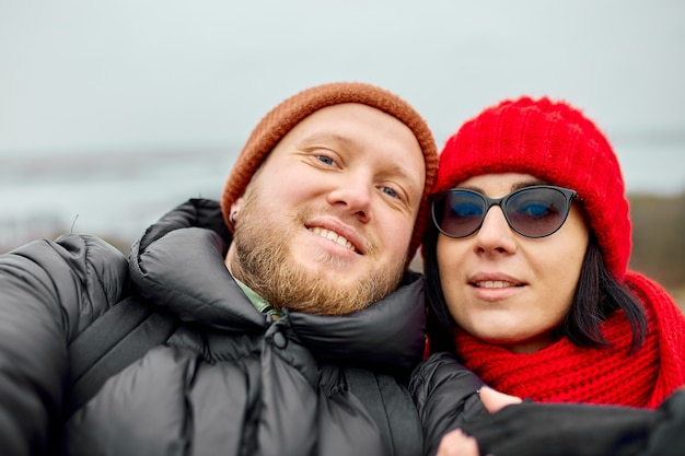 Dois turistas tirando selfie na montanha