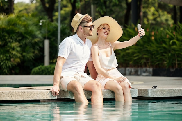Dois turistas tirando selfie