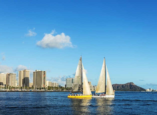 Dois veleiros no mar com a montanha Diamond Head, Honolulu, Havaí