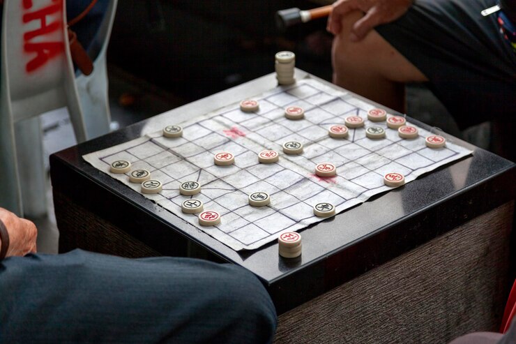 Foto dois velhos chineses jogando xiangqi também conhecido como xadrez chinês ou xadrez de elefante