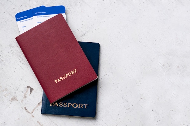 Dois viajantes passaportes vermelho e azul com cartões de embarque para o avião.