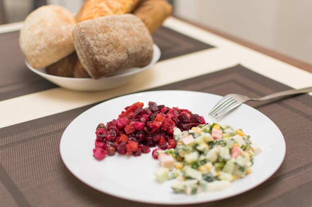 Dois vinagrete de salada diferente e Olivier em um prato branco