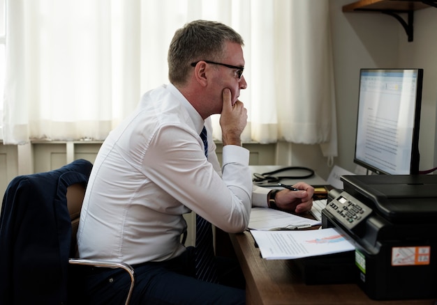 Doktor arbeitet im Krankenhaus