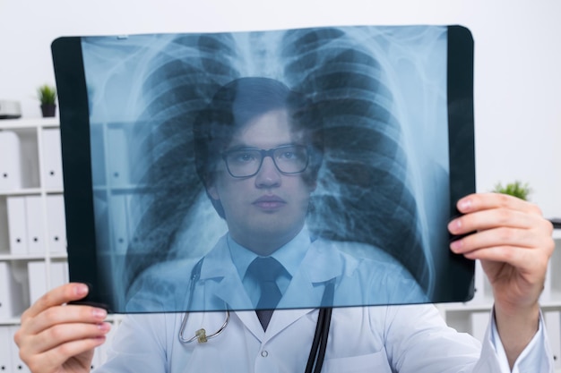 Foto doktor, der bruströntgen hält