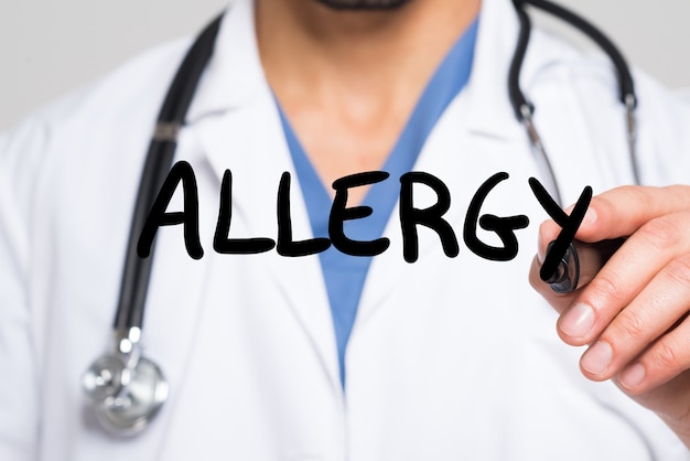 Doktor, der das Wort Allergie schreibt