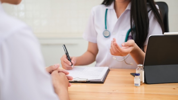 Doktor, der dem Patienten medizinischen Rat gibt.