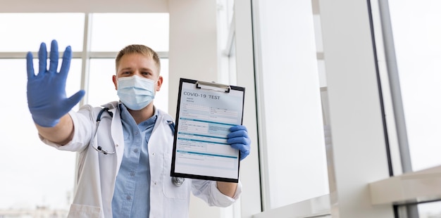 Foto doktor, der eine gesichtsmaske und op-handschuhe trägt