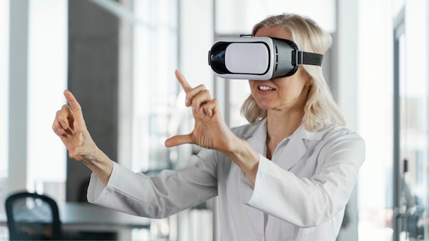 Doktor, der eine Virtual-Reality-Brille trägt