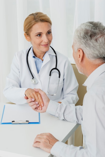 Foto doktor, der geduldige hand hält