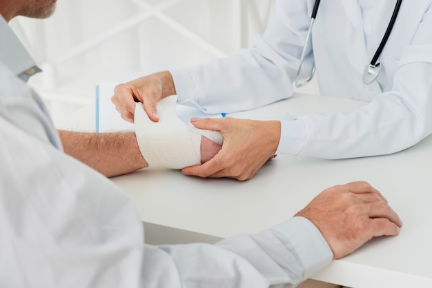 Foto doktor, der hand des patienten verbindet