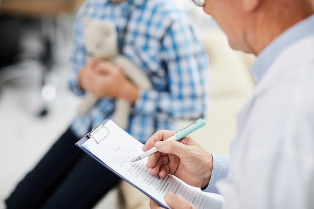 Foto doktor, der in die zwischenablage schreibt