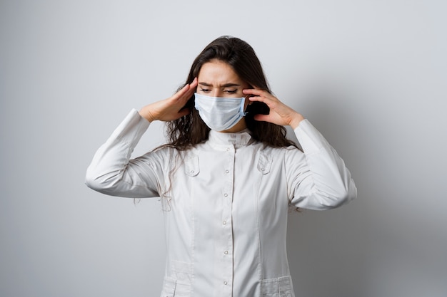 Doktor, der über ihre harte Arbeit während der Quarantäne-Covid-19 nachdenkt. Arbeiten in einer medizinischen Klinik.