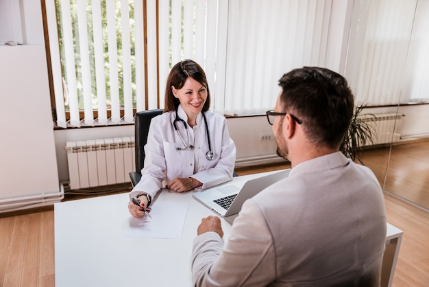 Doktor, der Verordnung Patienten, Gesundheitswesenkonzept erklärt