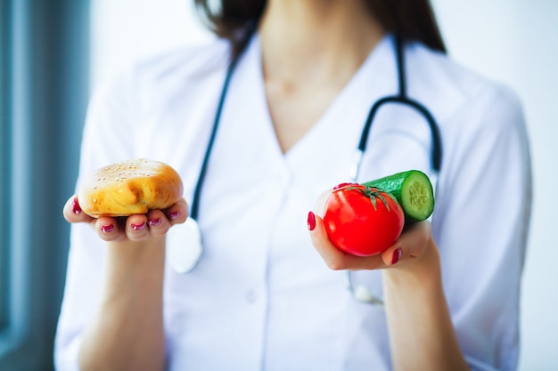 Doktor Dietitian Holding Fresh Tomatoes In Ihren Händen