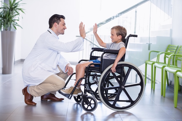 Doktor gibt High Five, um Jungen zu deaktivieren