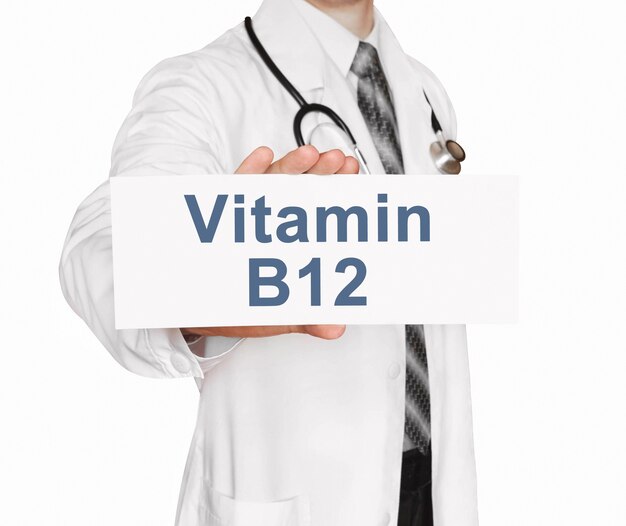 Doktor hält eine Karte mit Vitamin B12, medizinisches Konzept