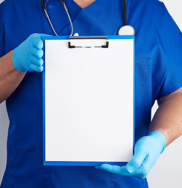 Doktor in der blauen Uniform und in den Latexhandschuhen hält einen blauen Halter für Blätter Papier