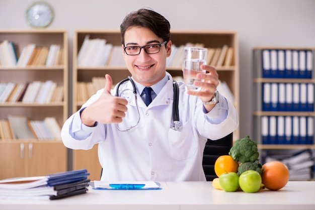 Doktor in nährendem Konzept mit Obst und Gemüse