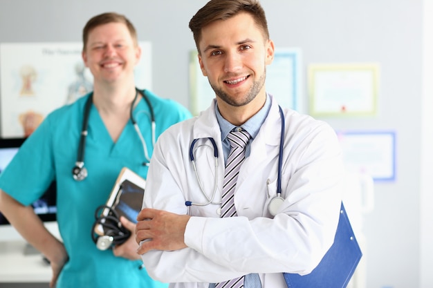 Doktor in weißer Uniform