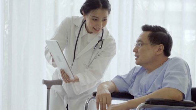 Doktor kümmern sich um Patienten am Krankenhaus oder an der medizinischen Klinik. Gesundheitswesen-Konzept.