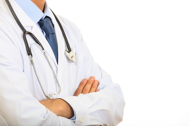Doktor mit einem Stethoskop auf weißem Hintergrund