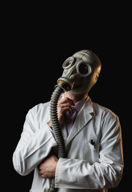 Doktor mit Gasmaske und Denken