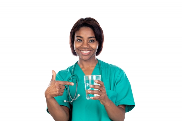 Doktor mit grüner Uniform und einem Glas Wasser