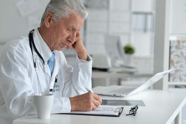 Doktor mit Laptop arbeitet