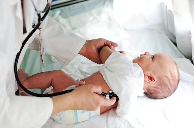 Foto doktor mit neugeborenem auf einem weißen hintergrund