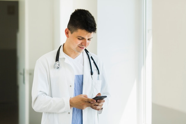 Doktor mit Smartphone