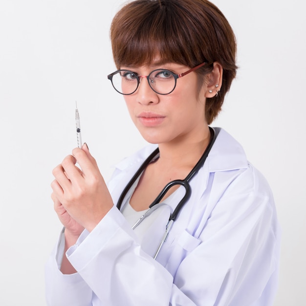 Doktor mit Spritze in der Hand. medizinischer Angestellter, der eine Impfstoffinjektion mit den Fingern hält