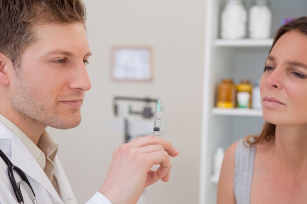 Foto doktor mit spritze