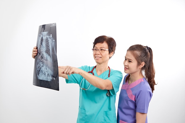 Doktor mit Untersuchungsröntgenstrahl der Krankenschwester