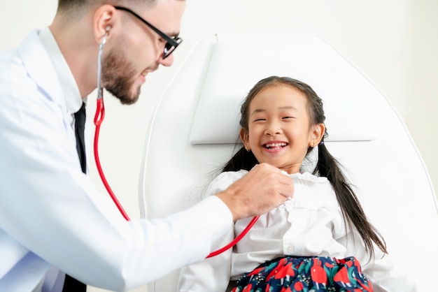 Doktor und glückliches Kleinkind im Krankenhaus. Gesundheitswesen und medizinischer Service.