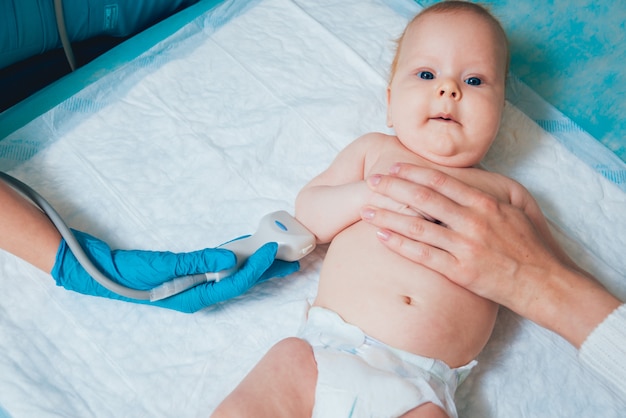 Doktor und kleiner Junge Patient. Ultraschallgeräte.