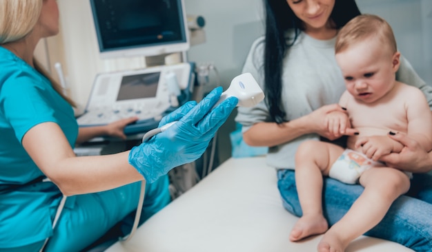 Doktor und kleiner Junge Patient. Ultraschallgeräte.