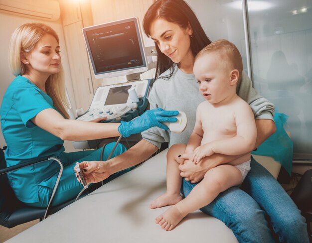 Doktor und kleiner Junge Patient. Ultraschallgeräte.