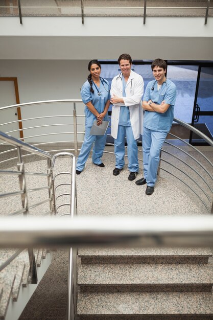 Doktor und Krankenschwester zwei, die auf der Treppe stehen