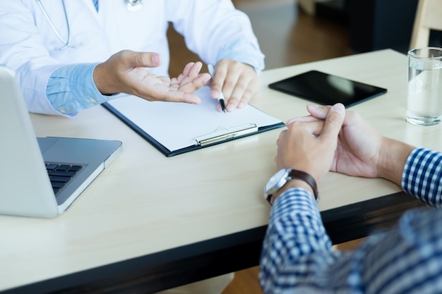 Doktor und Patient besprechen etwas