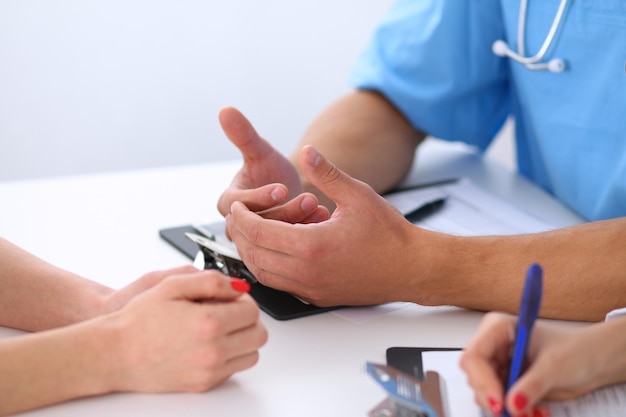 Doktor und Patient besprechen etwas