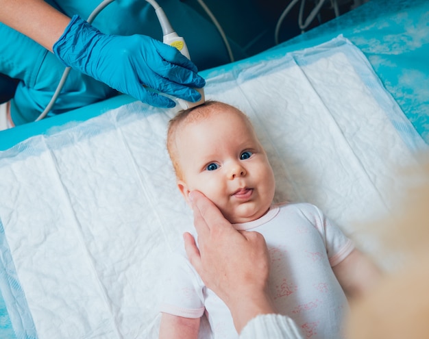 Doktor untersucht kleinen Jungen