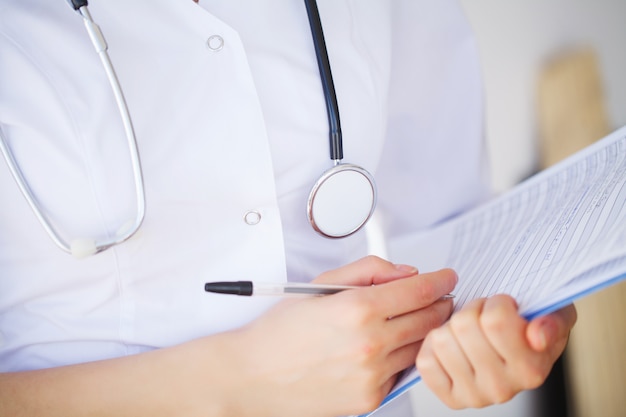 Doktor Woman With Stethoscope im Krankenhaus