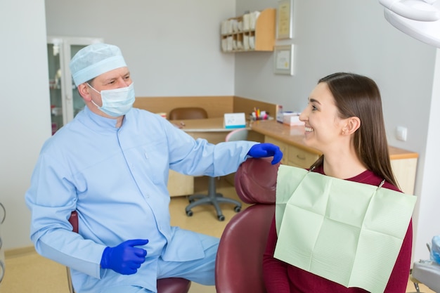 Doktor Zahnarzt mit einem Patienten in der Klinik