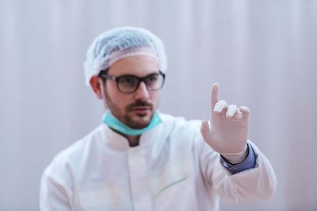 Doktor zeigt mit dem Finger.