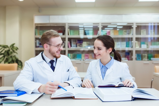 Doktorarbeit. Hintergrund ein Medizinstudent für Lehrbücher in der Krankenpflegeschule.